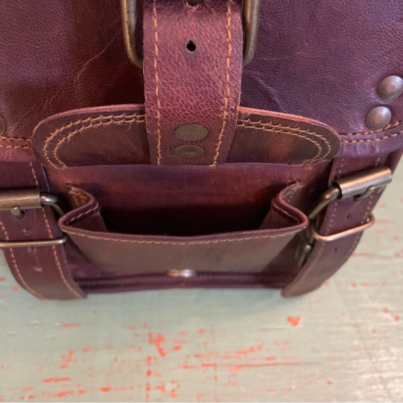 Dark brown leather men’s rustic explorer crossbody messenger satchel sling bag - Picture 8 of 14